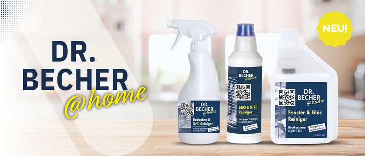 Drei Dr. Becher-Reinigungsprodukte stehen auf einer Theke: eine Sprühflasche, ein Grill- und Grillreiniger sowie ein Fenster- und Glasreiniger, die mit einem "NEU!.