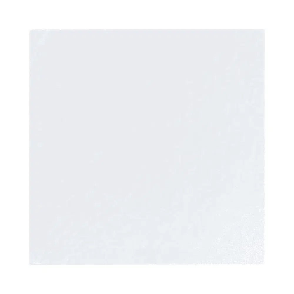 Une serviette en papier blanc à 2 couches de la société Duni GmbH de dimensions 33 x 33 cm avec un bord embossé sur un fond gris clair apparaît non utilisée.
