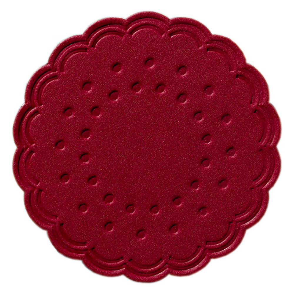 Le sous-verre en tissu Duni, un sous-verre rond bordeaux de Duni GmbH, dispose d'un bord ondulé et de creux circulaires gaufrés, combinant élégance et fonctionnalité dans son design multicouche.