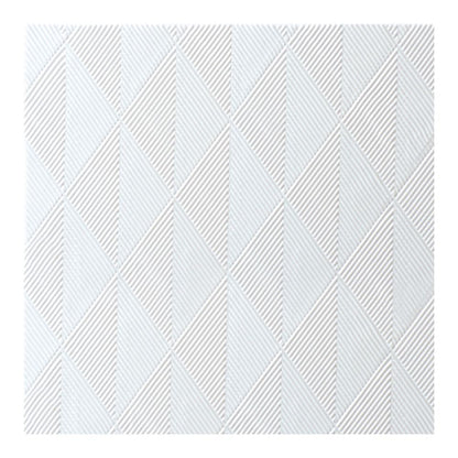 Un gros plan d'un motif géométrique avec des triangles blancs et gris clair, chacun avec des lignes diagonales, crée un look texturé - idéal pour les serviettes en papier élégantes comme les serviettes Duni Elegance Crystal 48 x 48 cm de Duni GmbH.