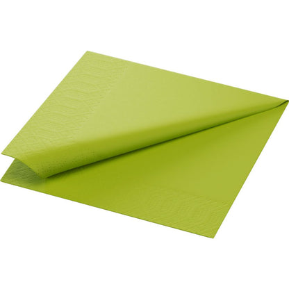 Une serviette en papier verte de Duni, proprement pliée, fabriquée par Duni GmbH à partir de matériaux écologiques, dispose d'un motif de bord discrètement gaufré.