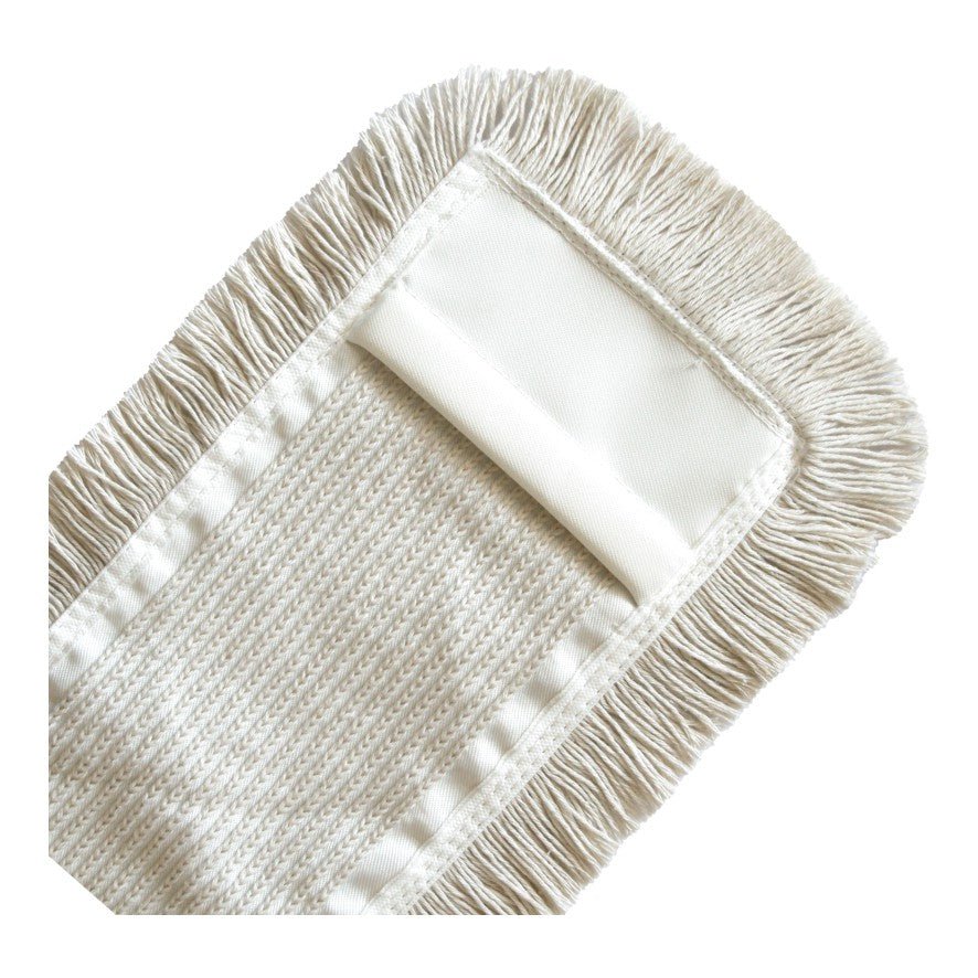 Un gros plan du Arcora MULTI MOPP BLANC de Arcora International GmbH, une vadrouille en microfibre couleur crème avec des franges et une surface texturée pour le nettoyage efficace des sols industriels.
