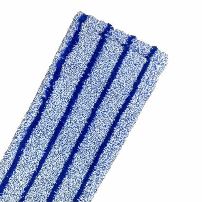 La vue rapprochée de l'Arcora RUNNER BLUE DB - FC AVEC COUVERTURE Mopps de Arcora International GmbH montre son design en microfibre bleu rectangulaire avec trois bandes bleues plus foncées - doux, absorbant et idéal pour l'intérieur.
