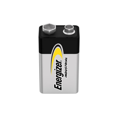 Image d'une pile alcaline industrielle Energizer 9V E-Block | Pack (12 pièces) de Energizer Deutschland GmbH. La pile est dans un schéma de couleurs élégant noir-argenté et porte le logo Energizer et « Industrial » imprimé verticalement sur le devant. Deux bornes sont placées en haut pour faciliter la connexion.