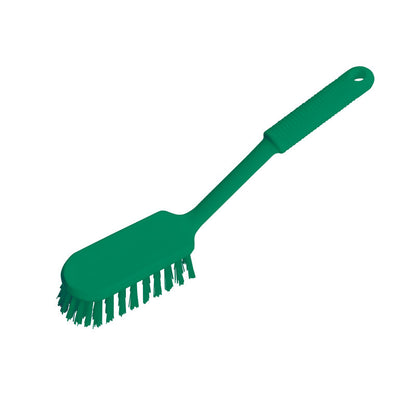 La brosse à récurer à manche long Haug Bürsten KG PBT souple est une brosse verte avec un manche texturé, des poils souples et un trou de suspension - idéale pour le nettoyage hygiénique dans l'industrie alimentaire. Représentée devant un fond blanc.