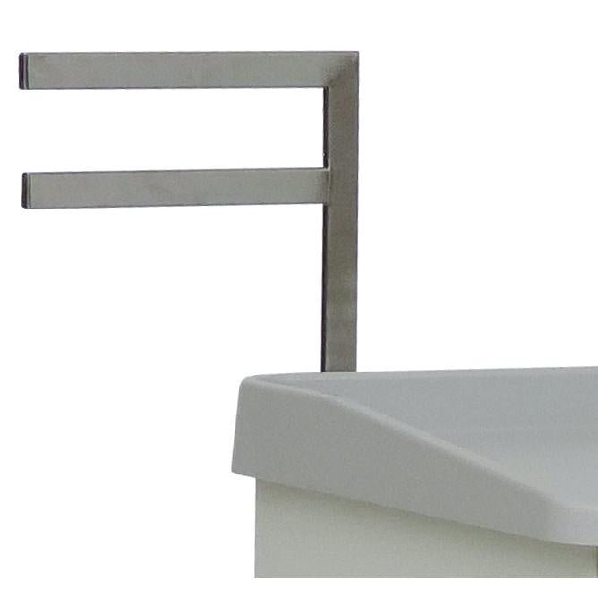 Un gros plan du support F Novocal (330 mm), un porte-serviettes métallique avec deux barres horizontales, monté sur le côté gauche d'une armoire rectangulaire blanche. Marque : Novocal.