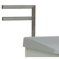 Un gros plan du support F Novocal (330 mm), un porte-serviettes métallique avec deux barres horizontales, monté sur le côté gauche d'une armoire rectangulaire blanche. Marque : Novocal.