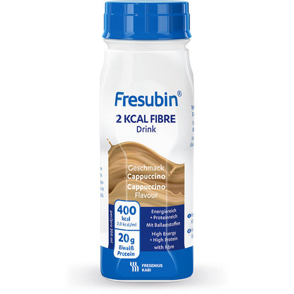 200 ml weiße Kunststoffflasche Fresubin 2 kcal Fibre Drink von Fresenius Kabi Deutschland GmbH, Geschmacksrichtung Cappuccino, mit blauem Verschluss/Etikett. Auf dem Etikett stehen 400 kcal, 20 g Eiweiß, hoher Energie- und hoher Ballaststoffgehalt.