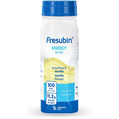 Bouteille en plastique de 200 ml de boisson énergétique Fresubin (vanille) de Fresenius Kabi Deutschland GmbH avec bouchon bleu et étiquette avec 300 kcal et 11,2 g de protéines par portion en allemand et en anglais, sur fond blanc.