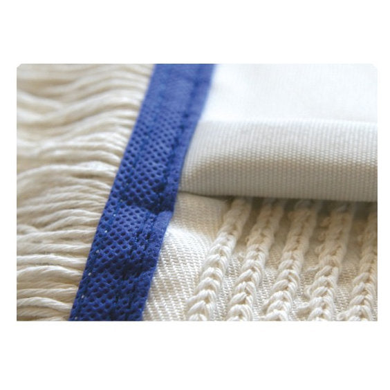 Gros plan de l'Arcora First Mopp Bleu de Arcora International GmbH, avec des fils de coton texturés à bord bleu et dos blanc, idéal pour le nettoyage d'entretien sur divers revêtements de sol, représenté sur fond blanc.