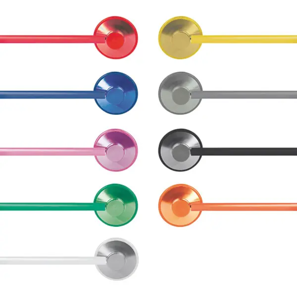 Neuf câbles colorés avec des prises rondes, exempts de latex et de nickel, sont disposés en deux colonnes sur un fond blanc. Les couleurs - rouge, jaune, bleu, gris, rose, noir, vert, orange et blanc - sont aussi frappantes que la peinture d'un stéthoscope à tête plate modèle Schwester de la société Servoprax GmbH.