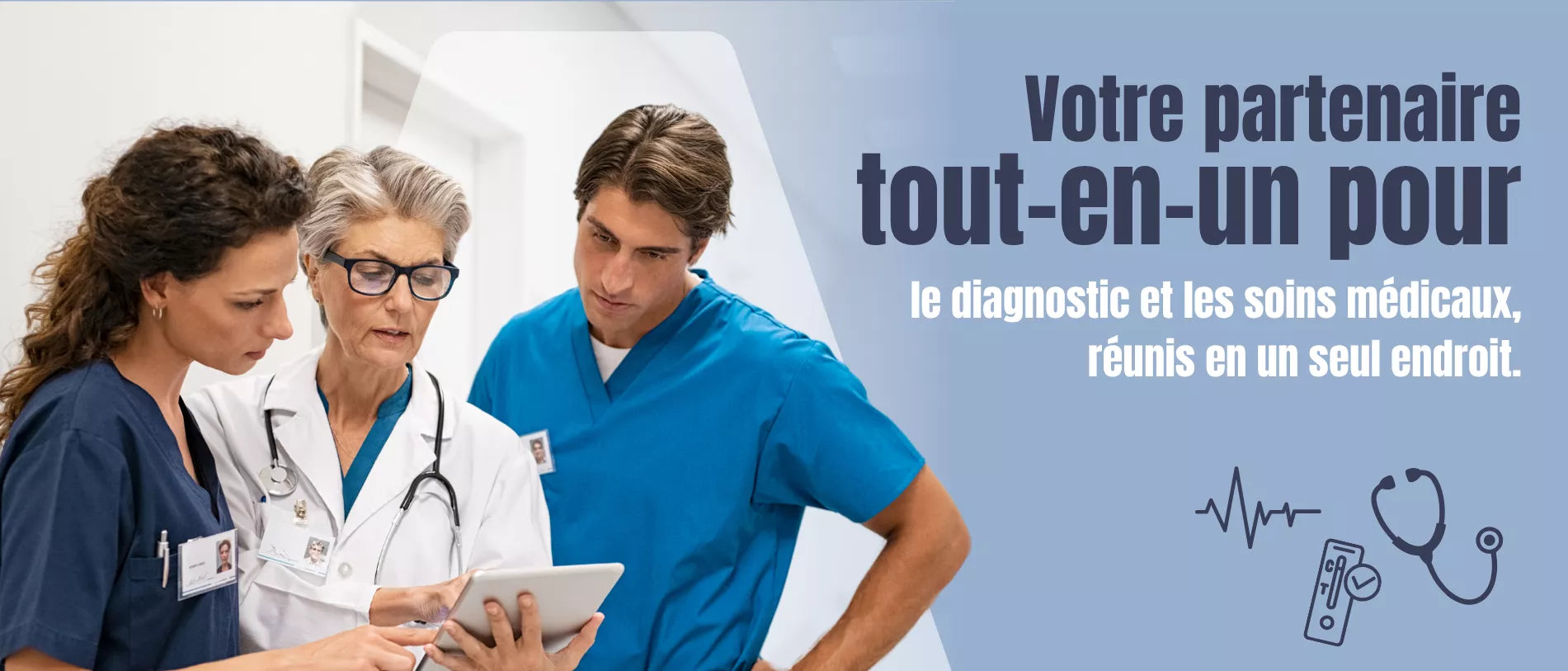 Trois professionnels de santé se tiennent ensemble et regardent une tablette, tandis qu’une zone promotionnelle avec des symboles médicaux apparaît à droite