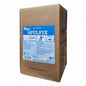 Un carton brun avec l'inscription "GastroPower Spülfix Öko-Box, 10 l" de la société Abena Re-Seller GmbH avec des instructions bleu-blanc, des symboles de danger et une marque de 10 litres ; ce détergent biodégradable est respectueux de l'environnement.