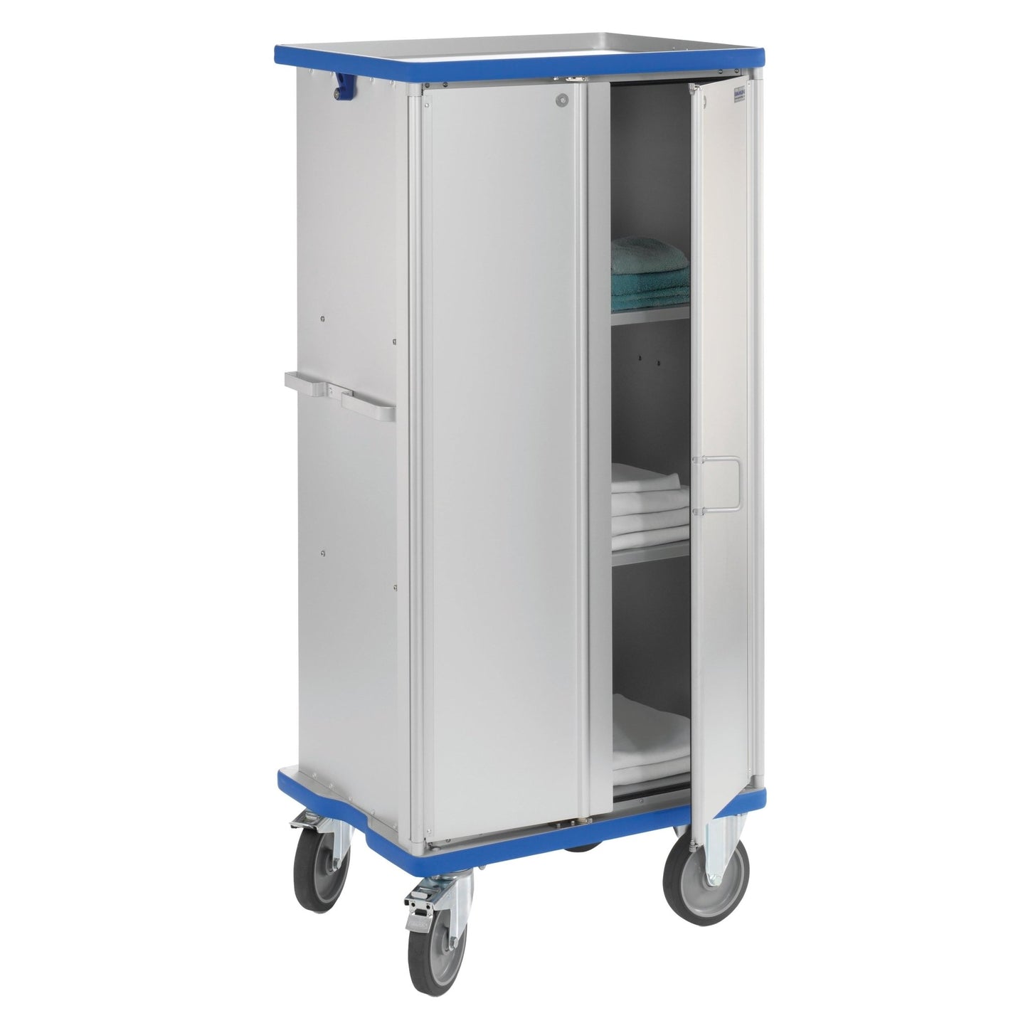 Le chariot Novocal est un chariot polyvalent anodisé en aluminium avec deux portes battantes qui peuvent pivoter à 270°, des bandes décoratives bleues en haut et en bas, de grandes roues et des étagères à l'intérieur pour les serviettes et le linge de lit. Marque : Novocal. Emballage : 1 pièce.