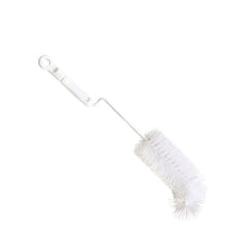 Die Haug Bürsten KG BABYFLASCHENBÜRSTE, NYLON 6.0 WEIß, ø0,35mm weich, 310xø50mm verfügt über einen weißen weichen Nylonbürstenkopf mit gedrehtem Metallstiel und Kunststoffgriff mit Aufhängeloch - ideal für die einfache Reinigung von Babyflaschen.