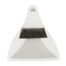 Die FLEXI KEHRGARNITUR/TISCHKEHRER POLYESTER, ø 0,20MM WEICH von Haug Bürsten KG ist eine kompakte weiße Kehrschaufel und passender Handbesen mit schwarzen Borsten, minimalistischem Design, Aufhängelöchern - ideales Reinigungswerkzeug Haushalt.