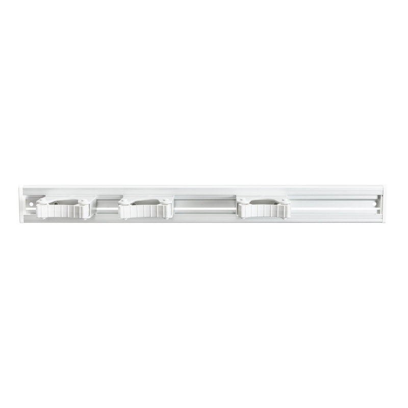 La Haug Bürsten KG ALU-GERÄTELEISTE, 3 porte-manches, 510x55mm est une étagère de rangement murale blanche avec trois fentes réglables et des trous de fixation visibles, idéale pour organiser des outils de nettoyage tels que des balais et des serpillières.