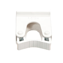 Eine weiße Kunststoff ERSATZ-STIELHALTERUNG 15-20MM (60x35x73mm) von Haug Bürsten KG, für Art. 8699; mit rechteckigem Oberteil, gebogenem Schneidteil und "15-20"-Größenmarkierungen, kompatibel mit Rohren zum einfachen Austausch.