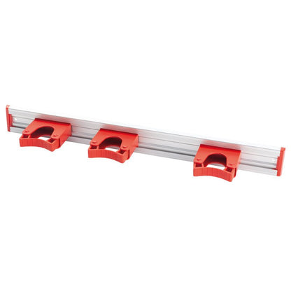 La Haug Bürsten KG ALU-GERÄTELEISTE, 3 SUPPORTS DE MANCHE (510x55mm), dispose d'un rail en aluminium argenté avec trois supports rouges - idéal pour organiser les balais et les serpillières et maintenir l'ordre.