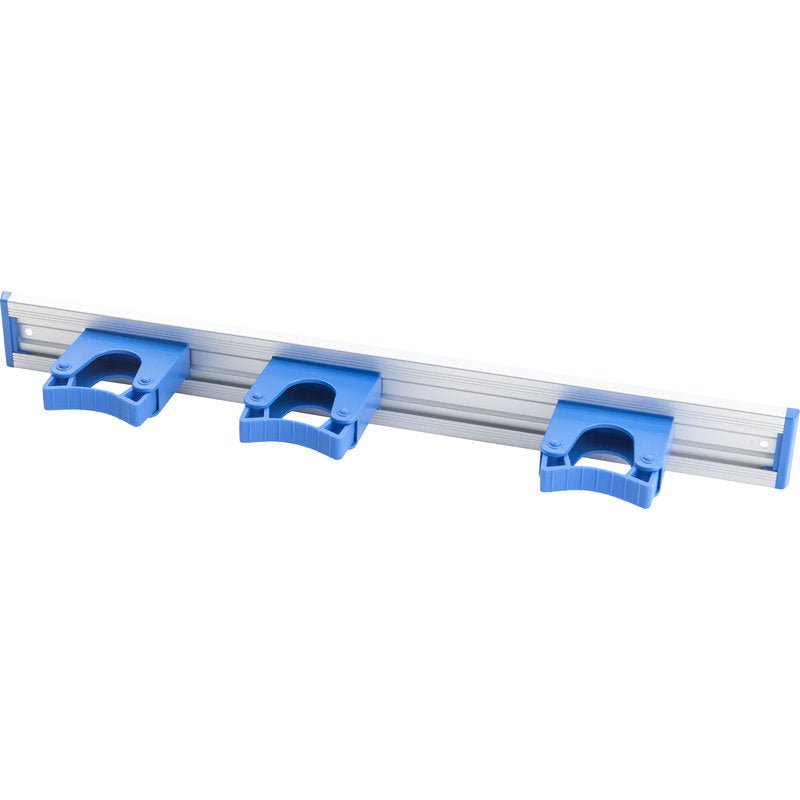 La Haug Bürsten KG ALU-GERÄTELEISTE (510x55mm) dispose de trois supports en plastique bleu uniformément répartis, idéaux pour organiser des outils ou des équipements de nettoyage sur le mur.