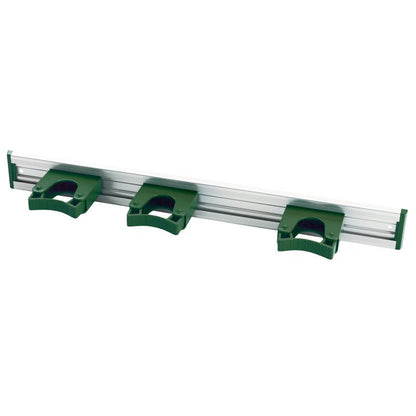 La Haug Bürsten KG ALU-GERÄTELEISTE, 3 SUPPORTS DE MANCHE, 510x55mm est un support mural avec trois supports en plastique vert pour le rangement de balais, serpillières ou équipements de nettoyage.