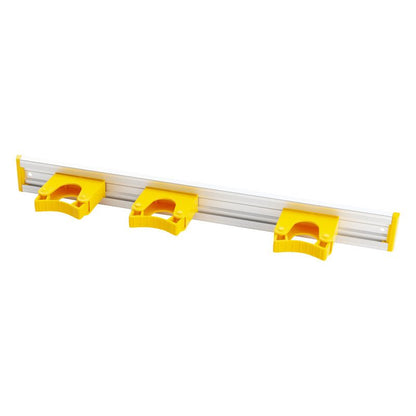 La Haug Bürsten KG ALU-GERÄTELEISTE, 3 SUPPORTS DE MANCHE (510x55mm) est un rail en aluminium mural avec trois pinces jaunes pour suspendre des objets tels que des balais ou des serpillières.