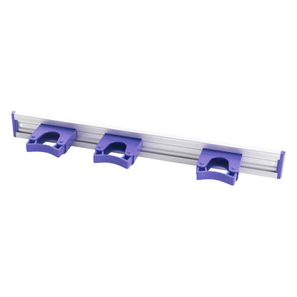 La Haug Bürsten KG ALU-GERÄTELEISTE (510x55mm) dispose de 3 supports de manche violets en plastique uniformément répartis pour accueillir des outils comme des balais ou des serpillières, montés sur une barre en aluminium robuste.