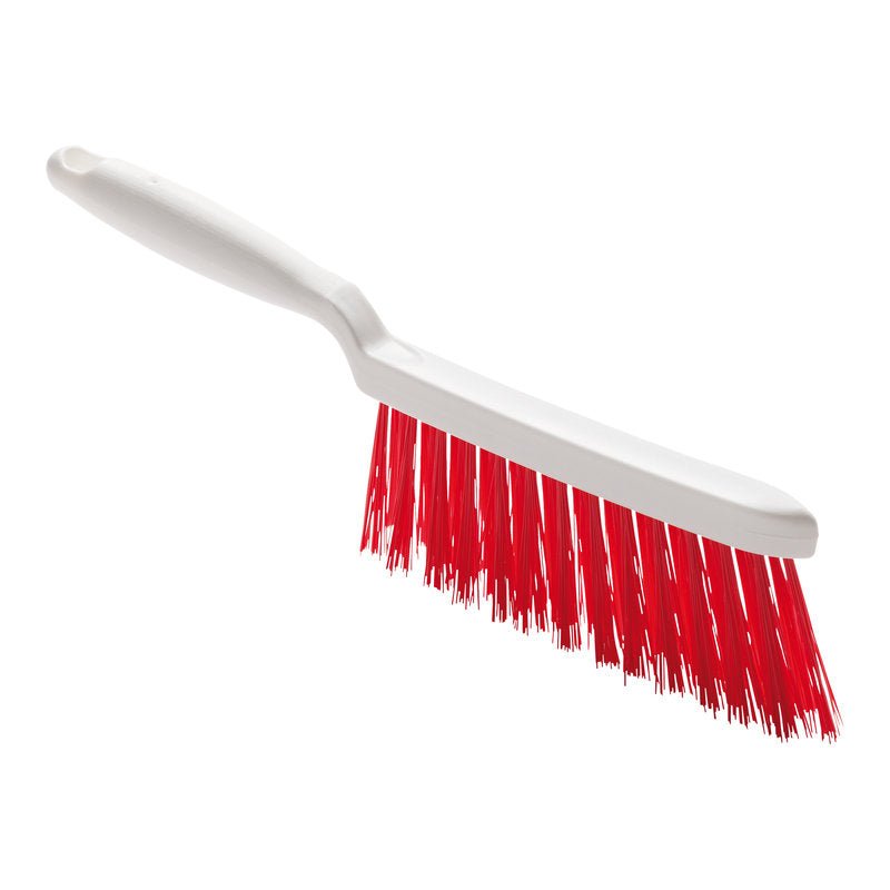 Un BALAIS À MAIN, PBT ROUGE ø 0,50MM DUR, 280X15X45 MM de Haug Bürsten KG avec une poignée blanche et des poils durs rouge vif repose sur un fond blanc simple. La longue poignée légèrement courbée offre une prise en main agréable.