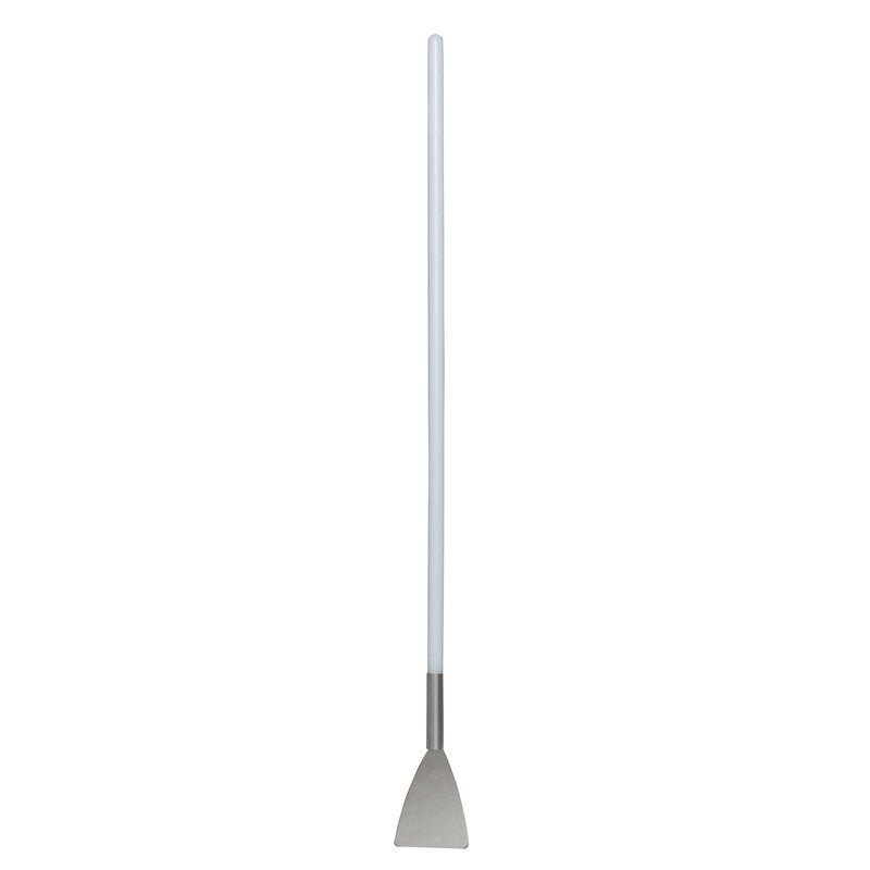 La SPATULE À LONG MANCHE, EN ACIER INOXYDABLE, MANCHE PA, 1130X100X15 de Haug Bürsten KG dispose d'une tige blanche et d'une lame triangulaire plate en acier inoxydable - un outil de plâtrerie indispensable pour un travail précis, illustré sur un fond blanc simple.