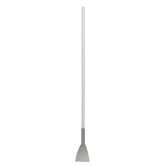 La SPATULE À LONG MANCHE, EN ACIER INOXYDABLE, MANCHE PA, 1130 × 100 × 15 de Haug Bürsten KG est dotée d'un manche blanc et d'une lame triangulaire plate en acier inoxydable : un outil indispensable pour la pose de cloisons sèches, permettant un travail de précision, représenté sur un fond blanc sobre.