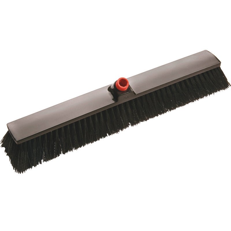 Le Haug Bürsten KG IN-UP BALAI À GRAND VOLUME dispose de poils en polyester rigides de 0,60 mm, d'une tête de balai noire de 600 x 70 x 70 mm et d'un raccord de manche rouge - idéal pour le nettoyage de grandes surfaces. Présenté sur un fond blanc.
