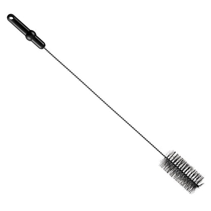 La BROSSE POUR TUYAU, ø 0,50MM MOYEN 700Xø 60MM de Haug Bürsten KG a une poignée en plastique noir et des poils rigides, idéale pour le nettoyage des bouteilles ou des tuyaux. La tête de poils cylindrique de 50 mm de diamètre nettoie facilement les espaces étroits.