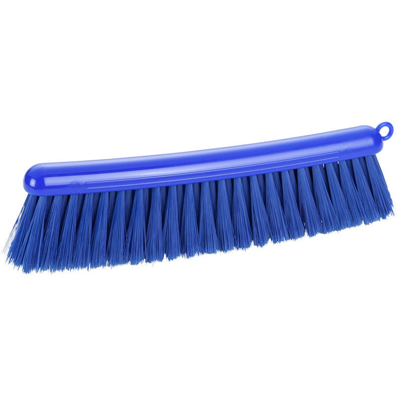 Le BALAI À FARINE, BLEU de Haug Bürsten KG est doté de poils PBT bleus doux de 0,25 mm d'épaisseur et d'un manche courbé de 290 mm de long avec un trou de suspension - idéal pour balayer les miettes de pâtisserie dans la cuisine.