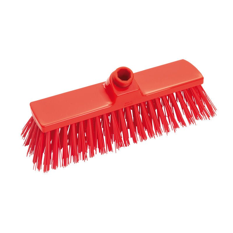 Le BALAI, PBT DUR, 300X70X65MM de Haug Bürsten KG dispose de poils PBT rigides et inclinés et d'un trou central pour une prise en main facile pour un nettoyage en profondeur ; illustré en rouge sur fond blanc.