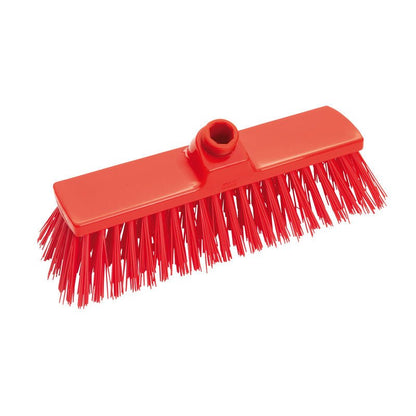 Le BALAI, PBT DUR, 300X70X65MM de Haug Bürsten KG dispose de poils PBT rigides et inclinés et d'un trou central pour une prise en main facile pour un nettoyage en profondeur ; illustré en rouge sur fond blanc.