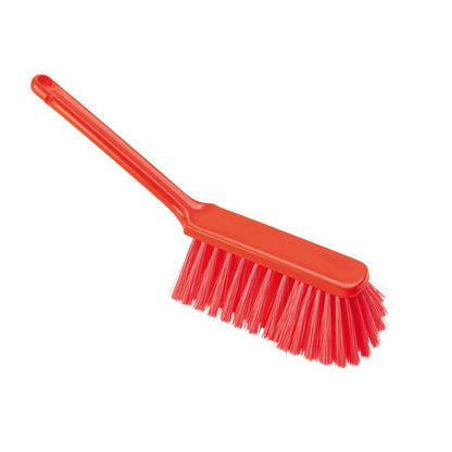 Le BALAI À MAIN, PBT NON FENDU, 310X40X50MM de Haug Bürsten KG est un balai à main en plastique rouge avec un manche droit et des poils densément emballés, idéal pour le nettoyage des sols, illustré sur fond blanc.