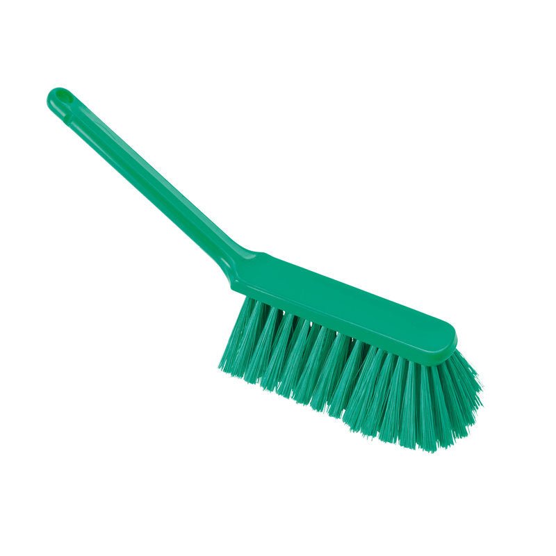 Le BALAI À MAIN, PBT NON FENDU, 310x40x50mm de Haug Bürsten KG est un balai à main en plastique vert avec un long manche et des poils rigides pour le nettoyage des sols, illustré en diagonale sur un fond blanc simple.