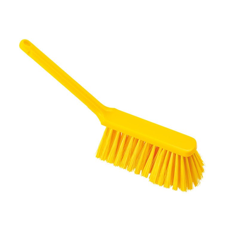 Le BALAI À MAIN, PBT NON FENDU, 310x40x50mm de Haug Bürsten KG est une brosse à main en plastique jaune avec un long manche et des poils rigides pour le nettoyage des sols, illustrée sur fond blanc.