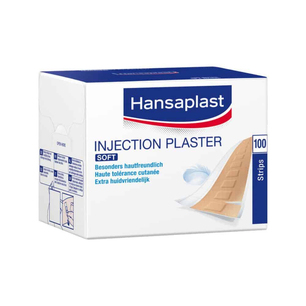 Un paquet de 100 pansements d'injection Hansaplast Soft (4 x 1,9 cm) de Beiersdorf AG pour peaux sensibles, fabriqués en matériau hypoallergénique. Livré dans un emballage blanc et bleu avec texte multilingue et illustration de pansement.