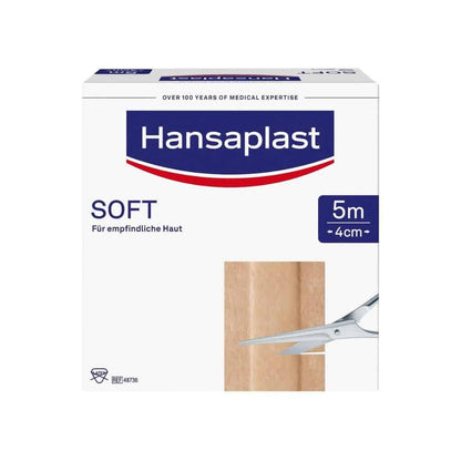 Une boîte de pansements Hansaplast Soft de Beiersdorf AG, avec l'inscription « pour peau sensible » en allemand, d'une largeur de 5 cm x 4 cm. L'emballage est muni de ciseaux pour couper.