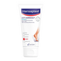 Un tube blanc avec l'article discontinué de Beiersdorf AG : Hansaplast Anti Callosités Peeling 2en1 (75ml) est debout. L'étiquette principalement blanche avec des accents bleus et rouges montre des pieds nus, des éclaboussures d'eau et le texte "Soin des pieds".