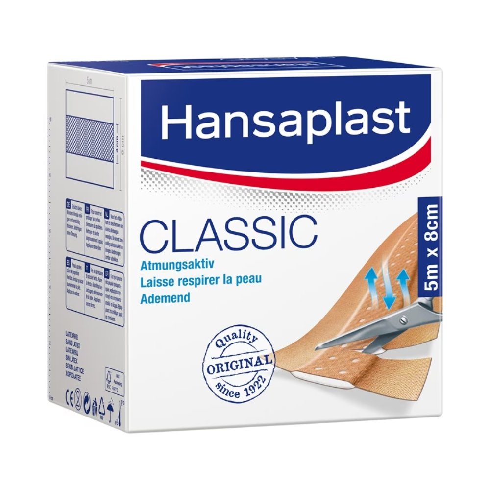 Une boîte de pansements Hansaplast Classic de Beiersdorf AG aux dimensions 5 x 8 cm sur un emballage blanc et bleu avec des illustrations du pansement et une description textuelle de ses caractéristiques, y compris « ind ».