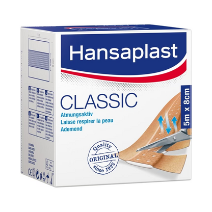 Une boîte de pansements Hansaplast Classic de Beiersdorf AG aux dimensions 5 x 8 cm sur un emballage blanc et bleu avec des illustrations du pansement et une description textuelle de ses caractéristiques, y compris « ind ».