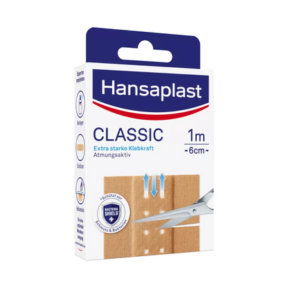 Une boîte de pansements Hansaplast Classic – différentes tailles, illustrée avec un rouleau de bandage rapide respirant de 1 mètre de long et 6 cm de large avec une adhérence améliorée et des propriétés respirantes de Beiersdorf AG.
