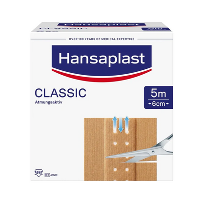 Boîte de pansements Hansaplast Classic de Beiersdorf AG avec le logo et l'image d'un pansement « découpable sur mesure » respirant à côté d'une paire de ciseaux, soulignant la compétence médicale du produit