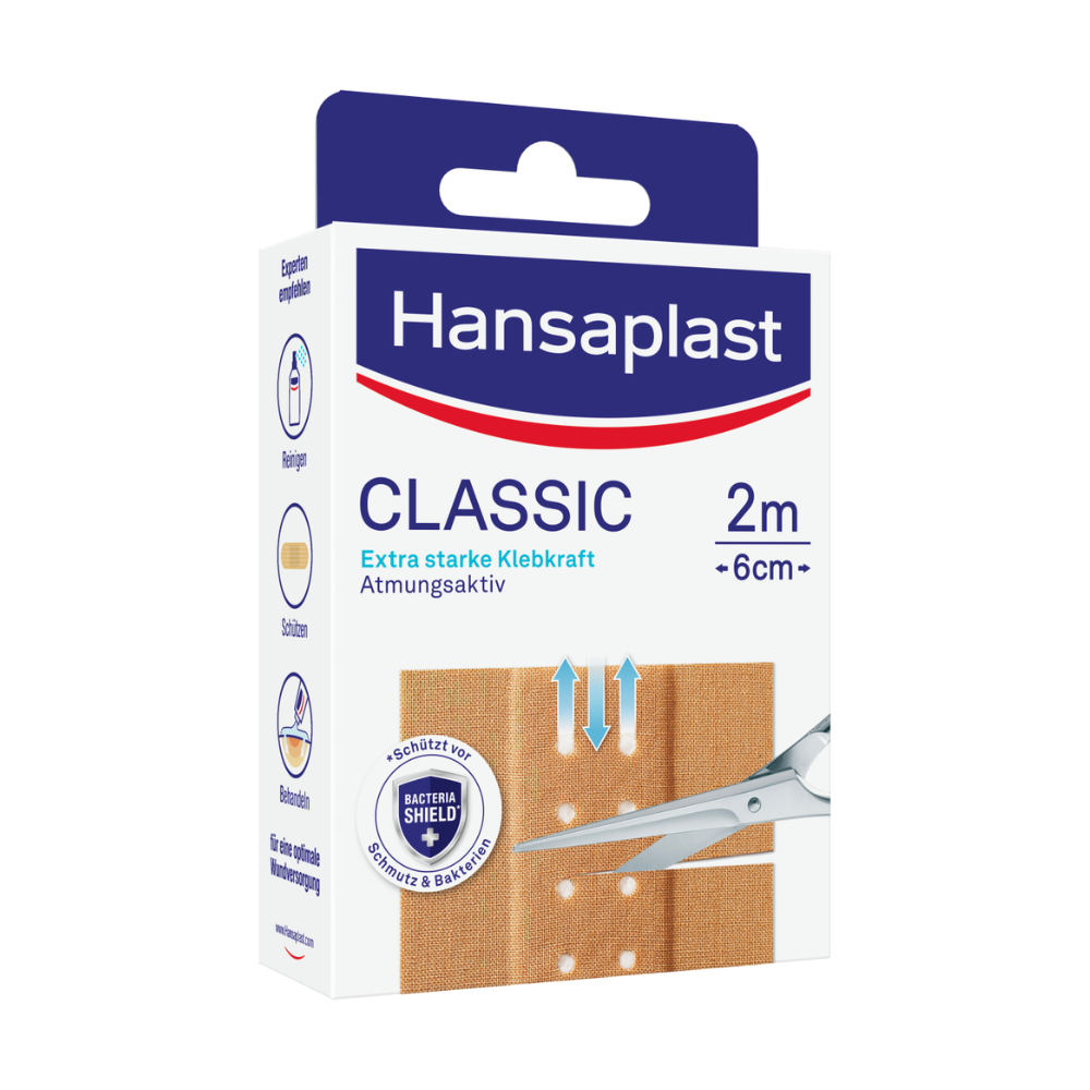 Une boîte de pansements Hansaplast Classic – différentes tailles – de Beiersdorf AG, illustrée avec l'emballage et un bandage rapide respirant avec des trous respirants et une paire de ciseaux, indiquant qu'il est découpable sur mesure.
