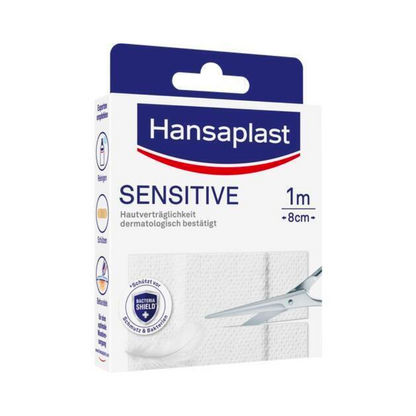 Emballage pour pansements Hansaplast Sensitive - Différentes tailles de Beiersdorf AG. Sur la boîte, on peut voir le logo de la marque, le nom du produit et une illustration d'une paire de ciseaux coupant une bande de pansement. L'emballage souligne l'approbation dermatologique.