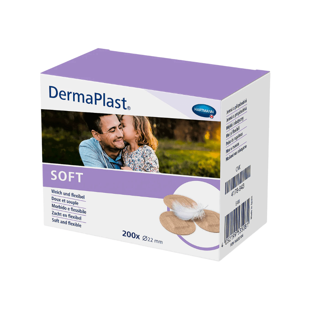 Une boîte de pansements Hartmann DermaPlast® SOFT avec 200 pièces, chacun de 22 mm de large, pour peaux sensibles. L'emballage est orné d'un couple amoureux et d'un texte faisant référence à la Paul Hartmann AG.