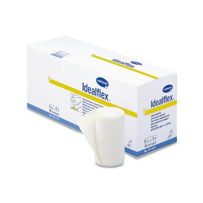 Une boîte de bandages universels légers Hartmann Idealflex® - 10 bandages avec un léger effet de compression, sur fond blanc. La boîte est ouverte, un bandage blanc enroulé est visible à l'intérieur.