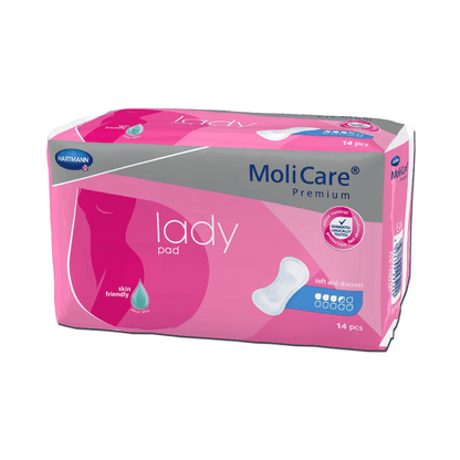 Un paquet de protections Hartmann MoliCare® Premium Lady Pad est exposé. L'emballage est rose avec un design violet et blanc et affiche le nom du produit et le logo de la marque. Le paquet contient 14 protections, idéal pour une légère incontinence, et souligne que le produit est respectueux de la peau, doux et discret.